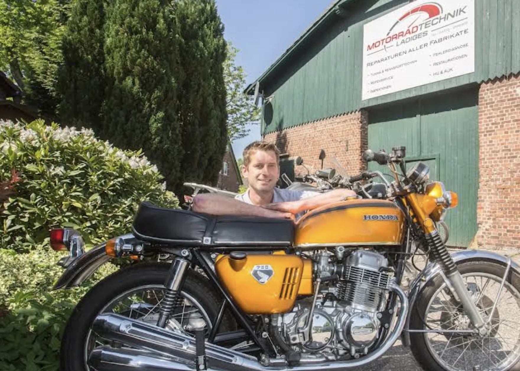 Hendrik Ladiges mit klassischer Honda — Motorradtechnik Ladiges in Holm