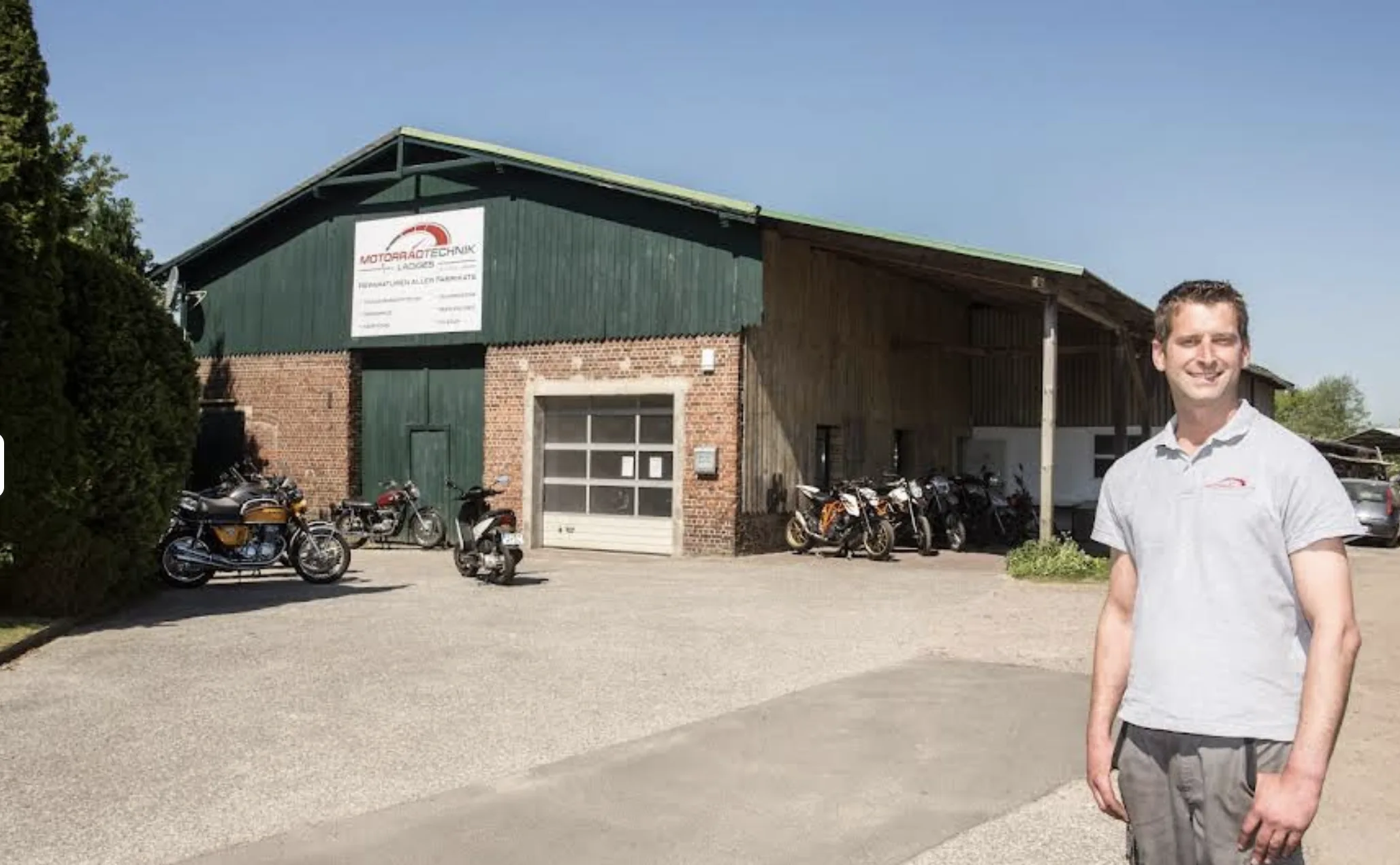 Motorradtechnik Ladiges — Werkstatt in Holm mit Motorrädern vor dem Eingang